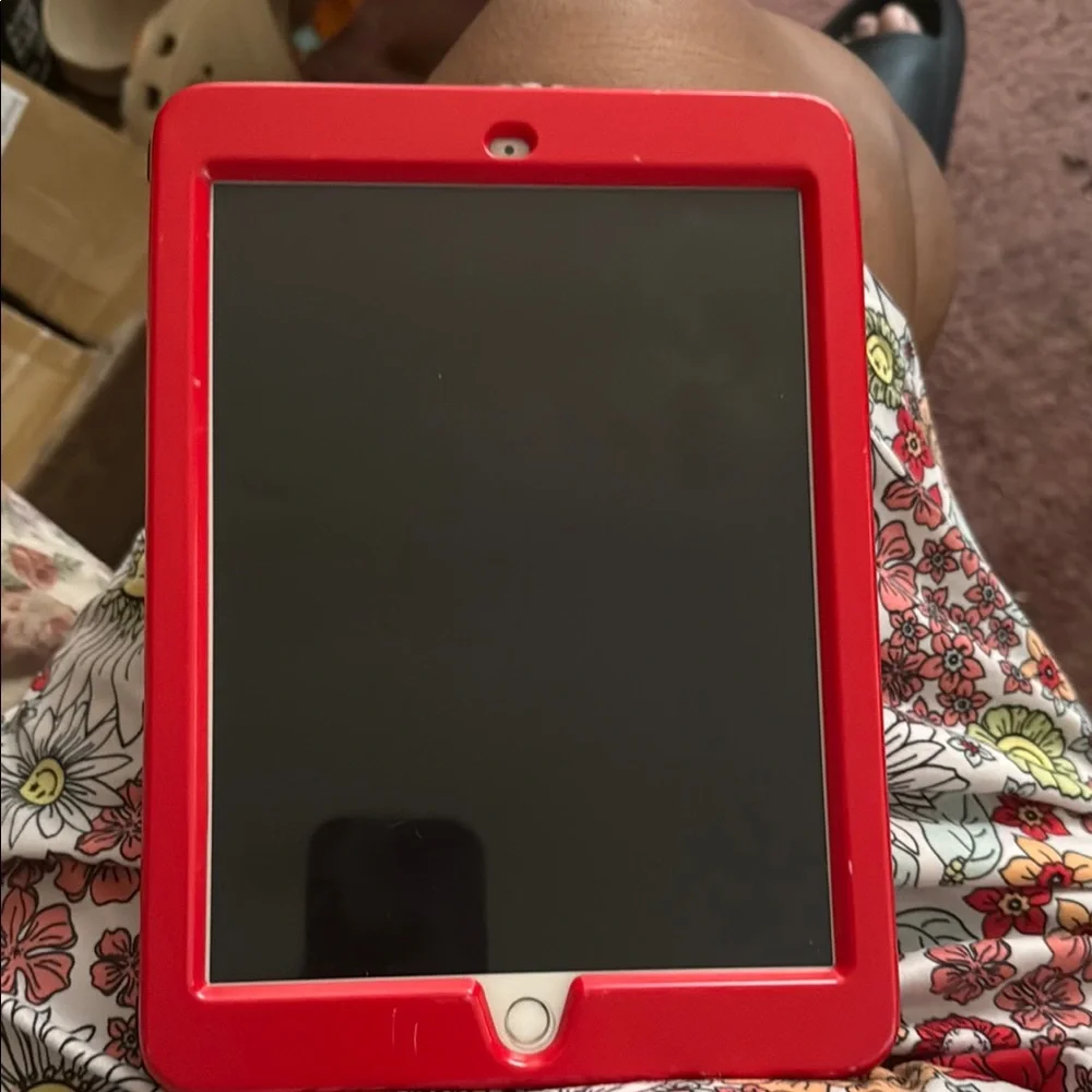 Apple iPad 6thgeneration excellent condition no cracks no damage still looks new